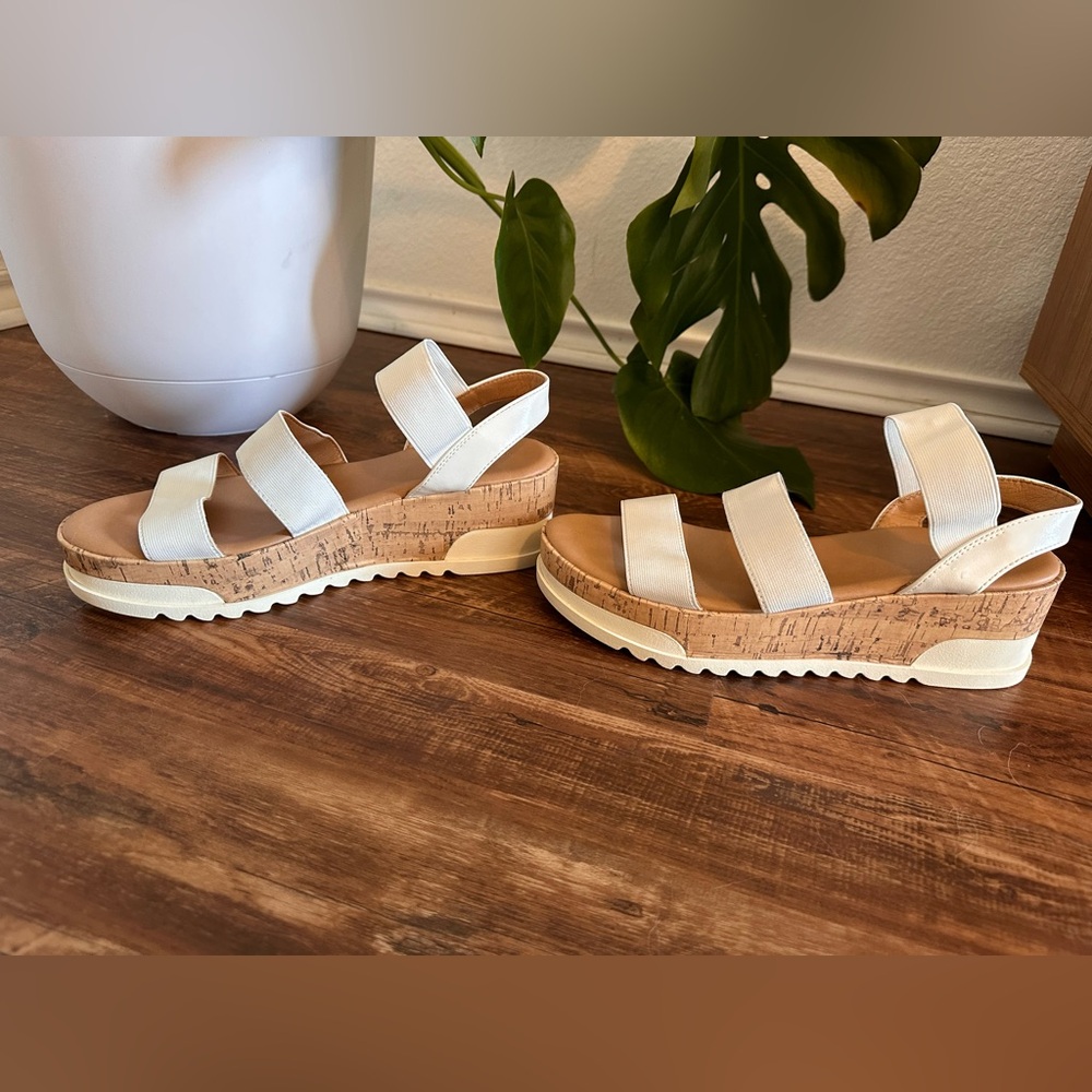 Universal Threads White Platform Sandals - Picture 5 of 7